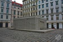 В центре стоит огромный необычный памятник жертвам Холокоста