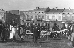 Jewish shops on a market square in Stryy. The names of the owners are visible: David Eidelman, R. Findling, Moritz Tilemann