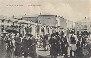 Jews in the market in Rozhnyativ, 1910. On the right in background - the hotel of the Jew Wasserman