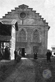 Synagogue in Rozhnyativ. In front of her on the left - Kloyz of the Zhydachiv Hasidim