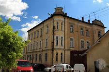 A house decorated with stucco and mascarons. St. Bandera, 4