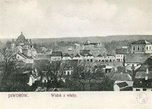 Yavoriv on a postcard from the early 20th century. On the right is a synagogue built in the 19th century
