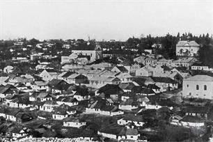 Панорама Ягельницы 1930-х годов. Синагога справа