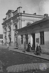 Еврейская семья перед синагогой в Коломые, 1935