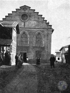 Большая синагога в Рожнятове. Слева перед синагогой - клойз жидачовских хасидов. Фото начала ХХ века