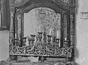 Фрагмент амуда, 1918. Подсвечник со львами и частично стершийся рисунок