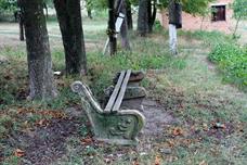 Скамейка во дворе больницы Скамейка во дворе больницы