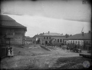 Олика, городская площадь с деревянной синагогой слева и каменной справа на заднем плане Олика, городская площадь с деревянной синагогой слева и каменной справа на заднем плане