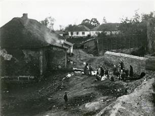 Летичев. Женщины стирают белье возде здания миквы Летичев. Женщины стирают белье возде здания миквы