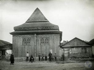 Ярмолинцы, синагога. Видны витражи с изображениями звезд Давида Ярмолинцы, синагога. Видны витражи с изображениями звезд Давида