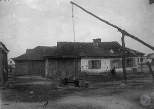 Козин, еврейский двор с колодцем Козин, еврейский двор с колодцем