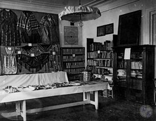 Выставка в. Санкт-Петербурге, 1914. Женская праздничная одежда, свиток Эстер, фонграф, календарь счета дней Омера Выставка в. Санкт-Петербурге, 1914. Женская праздничная одежда, свиток Эстер, фонграф, календарь счета дней Омера