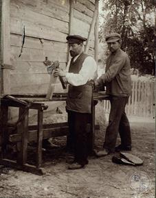 Местечко Полонное. Два столяра-паркетчика за работой Местечко Полонное. Два столяра-паркетчика за работой