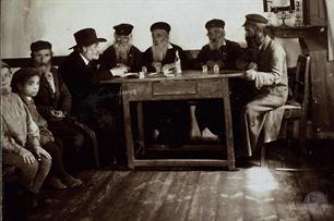 Местечко Аннополь. В синагоге. Слева в шляпе - Шимон Ан-ский Местечко Аннополь. В синагоге. Слева в шляпе - Шимон Ан-ский