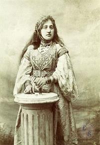 Молодая еврейка из Алжира, около 1900 г. Молодая еврейка из Алжира, около 1900 г.
