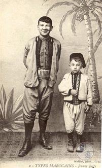 Типы марокканцев - молодые евреи, 1913. Изд-во Mailtet phot., Касабланка Типы марокканцев - молодые евреи, 1913. Изд-во Mailtet phot., Касабланка