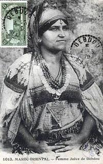 Это уже другая девушка, но украшения те же самые Это уже другая девушка, но украшения те же самые