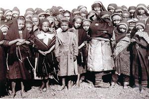 Еврейские дети в Сане, Йемен, до 1909 г. Фото Hermann Burchardt Еврейские дети в Сане, Йемен, до 1909 г. Фото Hermann Burchardt