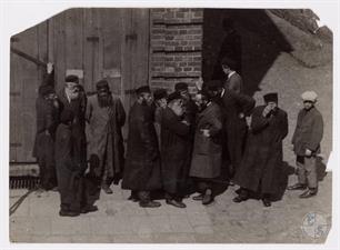 Луков. Жаркая дискуссия возле стены бейт-мидраша Луков. Жаркая дискуссия возле стены бейт-мидраша