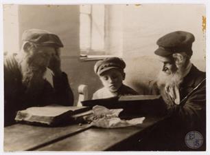 Острог. Сойфер Леви (справа), и два его таких разных ученика Острог. Сойфер Леви (справа), и два его таких разных ученика