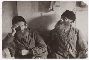 Бельско Бяла. Отец и сын. Кузнец Лейзер не скажет, сколько ему лет, из-за боязни дурного глаза. Ему за 100. Теперь его сын занят кузнечным делом, а старик стал врачом