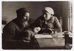 Бельско Бяла. "Вольф Нахович, могильщик, учит своего внука (чей отец в Америке) читать, а жена смотрит с удовольствием"