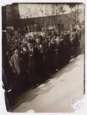 Люблин. Евреи толпятся во дворе, слушая выступление с балкона на открытии Люблинской ешивы Люблин. Евреи толпятся во дворе, слушая выступление с балкона на открытии Люблинской ешивы