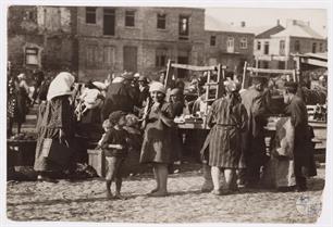 Рыки. Двое босоногих детей на оживленном рынке