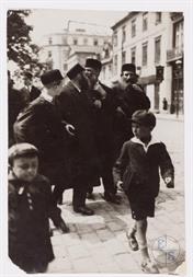 Варшава. Хасиды возвращаются домой из синагоги Варшава. Хасиды возвращаются домой из синагоги