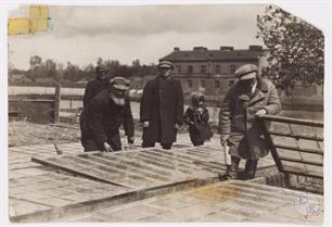 Варшава. Евреи практикуются выращивать овощи в теплицах