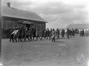 Демонстрация в еврейском колхозе, середина 1920­х гг. Видны надписи на идиш