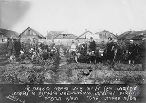 Дети под присмотром агронома Х. Лапидуса, командированного ОРТом, работают на школьном огороде. Жижмаряй, Литва. 1922 г. Дети под присмотром агронома Х. Лапидуса, командированного ОРТом, работают на школьном огороде. Жижмаряй, Литва. 1922 г.