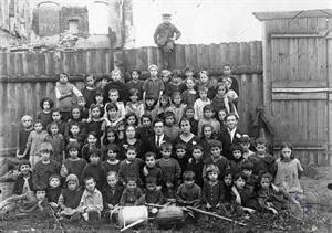 На школьном огороде, который спонсировался ОРТом. Литва. 1920-е гг. На школьном огороде, который спонсировался ОРТом. Литва. 1920-е гг.