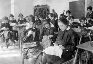 Ученицы за работой. Бельцы, Бессарабия, Румыния. 1928 г. Ученицы за работой. Бельцы, Бессарабия, Румыния. 1928 г.