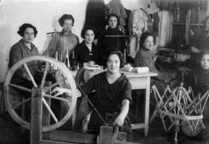 Чулочная артель имени Клары Цеткин. Местечко Березино, Белоруссия. 1920-е гг. Чулочная артель имени Клары Цеткин. Местечко Березино, Белоруссия. 1920-е гг.
