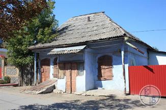 Тульчин, Винницкая обл. Вход в лавку в центре, в дом - слева. Тульчин, Винницкая обл. Вход в лавку в центре, в дом - слева.