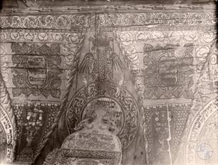 Смотрич, Хмельницкая область. Орел, держащий зайцев. Фото П.Жолтовского, 1930 Смотрич, Хмельницкая область. Орел, держащий зайцев. Фото П.Жолтовского, 1930