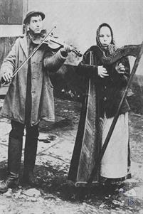 Еврейские уличные музыканты, 1890. Где и кем сделано это фото, пока найти не удалось Еврейские уличные музыканты, 1890. Где и кем сделано это фото, пока найти не удалось