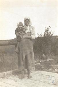Украинская медсестра с еврейским ребенком. Ровно, 1921. Коллекция YIVO Украинская медсестра с еврейским ребенком. Ровно, 1921. Коллекция YIVO