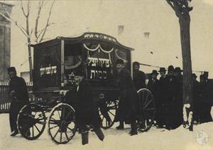 Похоронная процессия, Стрый, 1915. На катафалке надпись:"Цдака спасает от смерти" Похоронная процессия, Стрый, 1915. На катафалке надпись:"Цдака спасает от смерти"