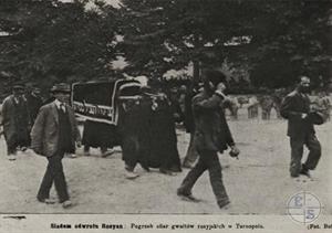 Похороны жертвы изнасилования русскими солдатами в Тернополе, 1914-1917. Фотограф Bafa, издание Nowosci Illustrowane, Краков Похороны жертвы изнасилования русскими солдатами в Тернополе, 1914-1917. Фотограф Bafa, издание Nowosci Illustrowane, Краков