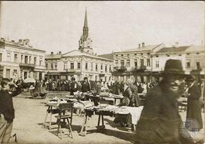 Рынок в Стрыю (Львовская обл.), 1916. В объектив крупным планом попал проходящий мимо еврей Рынок в Стрыю (Львовская обл.), 1916. В объектив крупным планом попал проходящий мимо еврей