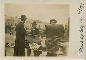 Евреи покупают ткань на рынке в Стрыю (Львовская обл.), 1916 Евреи покупают ткань на рынке в Стрыю (Львовская обл.), 1916