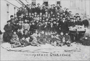 Еврейские рабочие папиросной фабрики караима Стамболи в Феодосии (Крым), 1898 Еврейские рабочие папиросной фабрики караима Стамболи в Феодосии (Крым), 1898