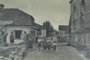 Еврейские дети возде синагоги в Остроге (Ровенская обл.). Фото Мойсея Лазерсона, 1935. Musée d'Art juif de Paris Еврейские дети возде синагоги в Остроге (Ровенская обл.). Фото Мойсея Лазерсона, 1935. Musée d'Art juif de Paris