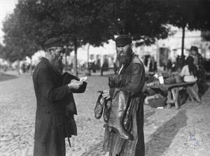 Еврей-сапожник и его клиент (место съемки не указано) Еврей-сапожник и его клиент (место съемки не указано)