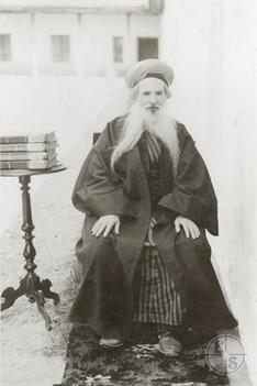 Хахам Хаим Хизкияу Медини. 1899 г. На столике лежат 4 его труда Хахам Хаим Хизкияу Медини. 1899 г. На столике лежат 4 его труда