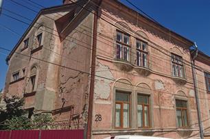 Дом на Симовича, 28 спроектирован сразу с лотками для цветов под окнами Дом на Симовича, 28 спроектирован сразу с лотками для цветов под окнами