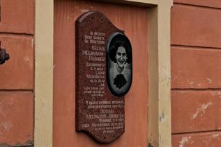 Мемориальная доска на доме, фото dw.com Мемориальная доска на доме, фото dw.com
