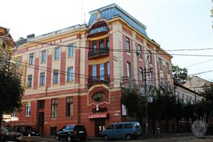 Дом с совой и змеями - бывший Дом союза врачей Буковины, №45. Фото Bukovynka, Википедия Дом с совой и змеями - бывший Дом союза врачей Буковины, №45. Фото Bukovynka, Википедия